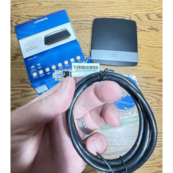 Linksys E2500 (N600) Dual-Band Wi-Fi Router‎ - Picture 8 of 12